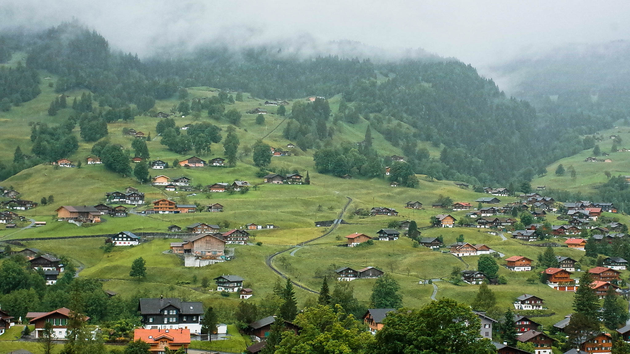 格林德瓦Grindelwald － 灑落草原上的繁星小鎮 與費爾斯特山First健行